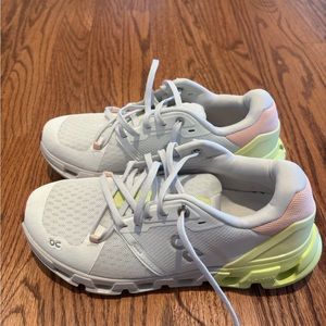 oncloud flyer 4 women’s 7.5 only worn a couple times